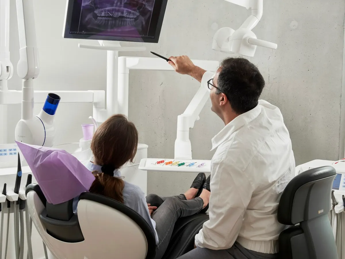 Profissional explicando o planejamento odontológico a uma paciente